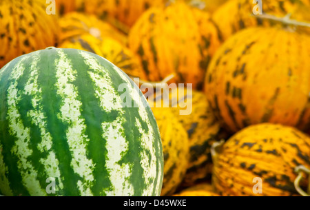 La pastèque et Melon Casaba organique à un segment de marché de la rue turque. Banque D'Images