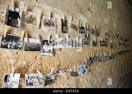 Vieille photographie noir et blanc Photographies de famille rattaché sur string dans le cadre d'une installation artistique. Banque D'Images