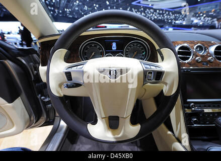 Genève, Suisse. 6 mars, 2013. Le volant de la nouvelle Bentley Flying Spur est représenté à la 38ème Salon Automobile de Genève à Palexpo à Genève, Suisse, 06 mars 2013. Photo : ULI DECK/dpa/Alamy Live News Banque D'Images