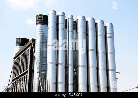 Certains tuyaux de métal industriel d'un système de ventilation. Banque D'Images