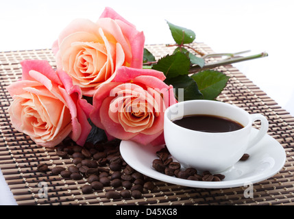 Fleurs, tasse de café et rose Close up sur le tissu de fond. Banque D'Images