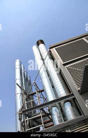 Certains tuyaux de métal industriel d'un système de ventilation. Banque D'Images