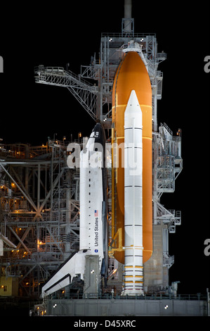 La navette spatiale Endeavour a été lancée sur la mission STS-134 depuis le Kennedy Space Center. La mission était le dernier vol d'Endeavour et comprenait d'importantes expériences scientifiques et des améliorations de la station spatiale internationale. Banque D'Images