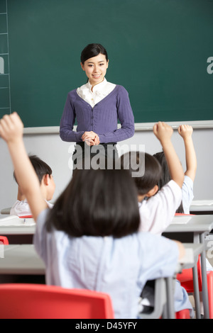 Avec les élèves de l'enseignant en classe de l'école chinoise Banque D'Images