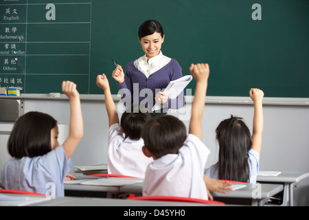 Avec les élèves de l'enseignant en classe de l'école chinoise Banque D'Images