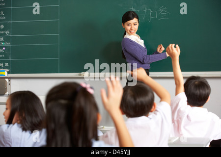 Avec les élèves de l'enseignant en classe de l'école chinoise Banque D'Images