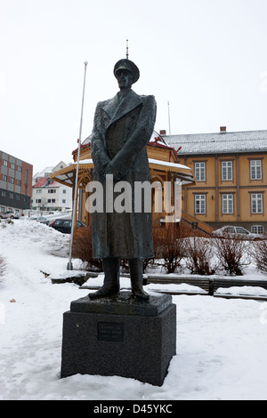 Statue du roi Haakon VII de Norvège Tromso Tromsø Norvège europe Banque D'Images