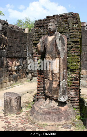 Sculpture Bouddha en granit dans le Hatadage, Dent-chambre relique, Quadrangle, Polonnaruwa, Sri Lanka Banque D'Images