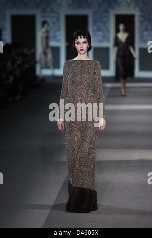 Paris, France. 6 mars 2013. L'usure des modèles creations par nous créateur américain Marc Jacobs dans le cadre de Louis Vuitton automne/hiver 2013/2014 collection présentée lors du Paris pret-a-porter fashion week, Paris, 6 mars 2013. Le Paris pret-a-porter défilés de fonctionner jusqu'au 6 mars 2013. Photo : Hendrik Ballhausen/dpa/Alamy Live News Banque D'Images