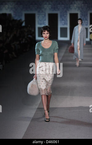 Paris, France. 6 mars 2013. L'usure des modèles creations par nous créateur américain Marc Jacobs dans le cadre de Louis Vuitton automne/hiver 2013/2014 collection présentée lors du Paris pret-a-porter fashion week, Paris, 6 mars 2013. Le Paris pret-a-porter défilés de fonctionner jusqu'au 6 mars 2013. Photo : Hendrik Ballhausen/dpa/Alamy Live News Banque D'Images