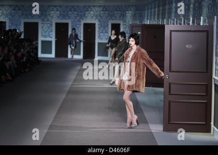 Paris, France. 6 mars 2013. L'usure des modèles creations par nous créateur américain Marc Jacobs dans le cadre de Louis Vuitton automne/hiver 2013/2014 collection présentée lors du Paris pret-a-porter fashion week, Paris, 6 mars 2013. Le Paris pret-a-porter défilés de fonctionner jusqu'au 6 mars 2013. Photo : Hendrik Ballhausen/dpa/Alamy Live News Banque D'Images