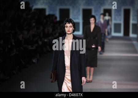 Paris, France. 6 mars 2013. L'usure des modèles creations par nous créateur américain Marc Jacobs dans le cadre de Louis Vuitton automne/hiver 2013/2014 collection présentée lors du Paris pret-a-porter fashion week, Paris, 6 mars 2013. Le Paris pret-a-porter défilés de fonctionner jusqu'au 6 mars 2013. Photo : Hendrik Ballhausen/dpa/Alamy Live News Banque D'Images