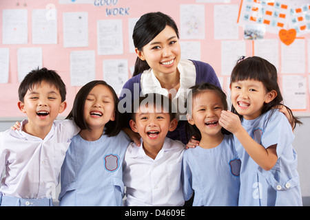 Le portrait de l'enseignant et les étudiants en classe de l'école chinoise Banque D'Images