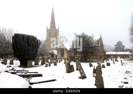 Neige de l'hiver, St Marys church, Edith Weston village Rutland Comté, England, UK Banque D'Images