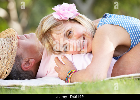 Senior Couple Relaxing In Jardin d'été Banque D'Images