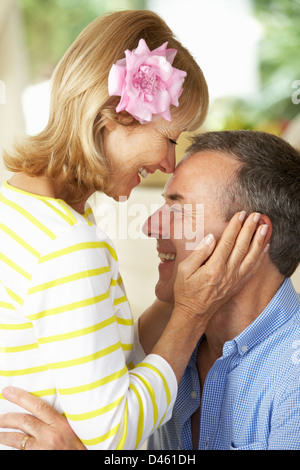 Portrait romantique du couple à l'intérieur Banque D'Images