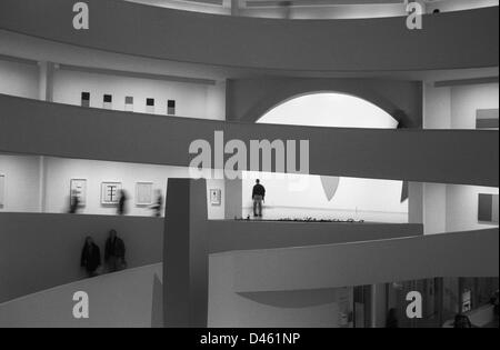 L'intérieur, Guggenheim Museum, New York, noir et blanc Banque D'Images