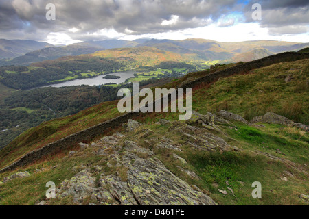 Vue sur le paysage et le Grasmere Langdale Fells du Nab est tombé, cicatrice Parc National de Lake district, comté de Cumbria, Angleterre, Royaume-Uni Banque D'Images