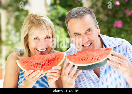Senior Couple Enjoying tranches de melon d'eau Banque D'Images