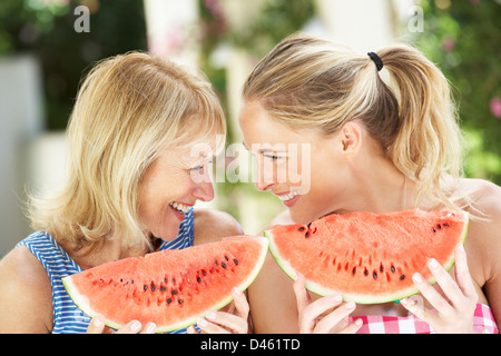 Woman Enjoying tranche de melon d'eau Banque D'Images