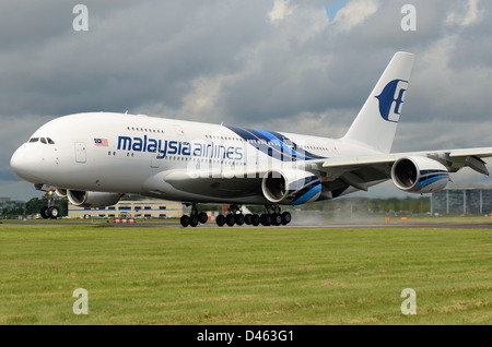 Malaysia Airlines Airbus A380 Super Jumbo débarquant au salon de l'aéronautique international de Farnborough après l'exposition pendant les journées d'échange. Contact, fumée Banque D'Images