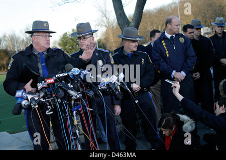 Newton, CT - vendredi 12/14/2012 - les heures qui ont suivi la fusillade de l'école primaire Sandy Hook. Banque D'Images