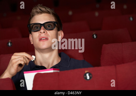 Man Watching Film en 3D au cinéma Banque D'Images