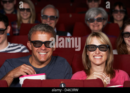 Couple Watching Film 3D au cinéma Banque D'Images