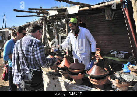 Les vacanciers qui choisissent le tagine qu'ils veulent acheter au marché berbère vendredi dans le village de Douar Boarova Aghmat, près de Marrakech, Maroc Banque D'Images