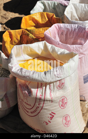 Sacs d'herbes et d'épices colorés à vendre dans un marché à Marrakech, Maroc Banque D'Images