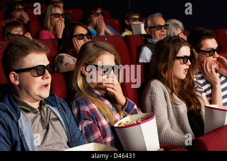 Groupe d'amis adolescents regarder des films 3D dans le cinéma Banque D'Images