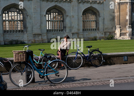 L'Université de Cambridge. Jeune femme se reposant à l'extérieur de King's College. 5-3-2013 Banque D'Images