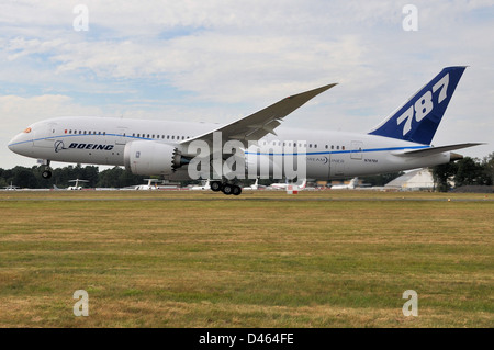 Un avion de ligne Boeing 787 Dreamliner à réaction juste au point de décollage de la piste - rotation. Salon aéronautique international de Farnborough Banque D'Images