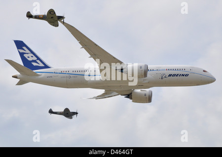 Un Boeing 787 Dreamliner escorté par deux Supermarine Spitfire pour souligner les moteurs britanniques Rolls Royce équipant le nouvel avion Banque D'Images