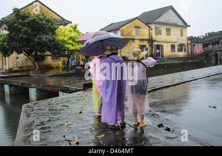 Les touristes en vêtements de pluie un jour de pluie à Hoi An Vietnam Banque D'Images