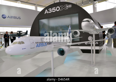 Le chalet de vente de l'exposition Airbus à la journée commerciale du salon aéronautique international de Farnborough proposant des avions de ligne A320 et A350XWB Banque D'Images