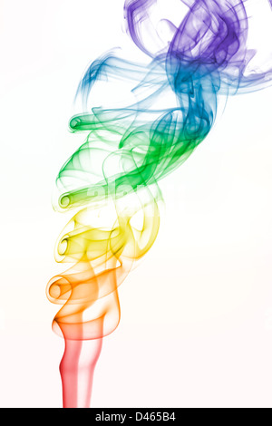 La fumée de couleur arc-en-ciel sur white Banque D'Images
