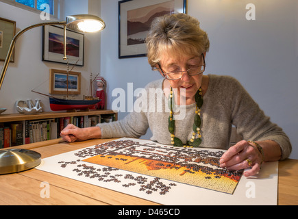 Une femme âgée, DAO avec jigsaw à UK Banque D'Images