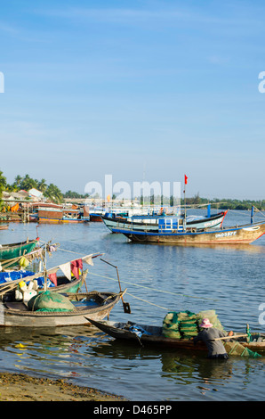 Les bateaux de pêche et pêcheurs dans Hoi An, Vietnam Banque D'Images