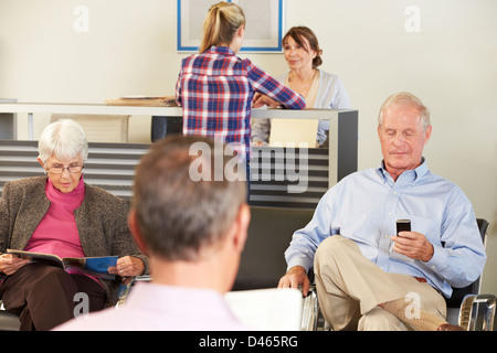 Les patients en salle d'attente du médecin Banque D'Images