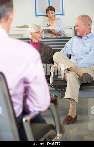 Les patients en salle d'attente du médecin Banque D'Images