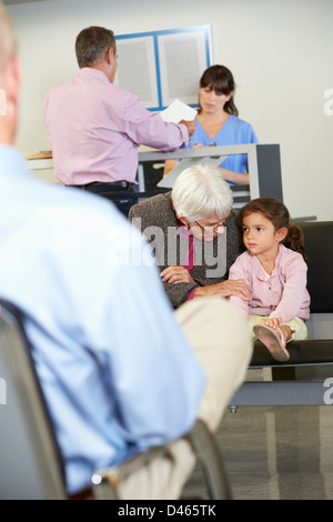 Les patients en salle d'attente du médecin Banque D'Images