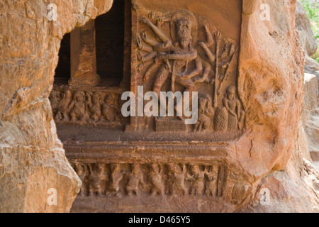 Nataraja danse à l'entrée de la grotte I, Badami, Karnataka, Inde, Asie Banque D'Images