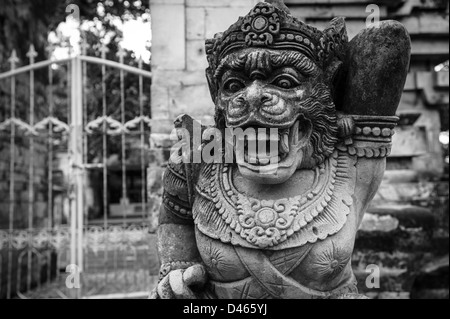 En courbe en pierre sculpture balinais représentant une divinité hindoue, anuman le protecteur de singe Banque D'Images