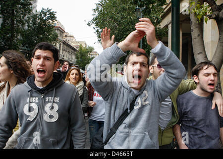 6 mars 2013 - Athènes, Grèce - Les étudiants crier des slogans lors d'une manifestation devant le parlement grec contre un projet de l'université de la Grèce. Grèce la coalition dirigée par les conservateurs du gouvernement prévoit de réduire le nombre de ministères de l'enseignement supérieur dans la nouvelle année universitaire, dans le but d'économiser des fonds que le pays fait face à sa pire crise financière depuis des décennies. (Crédit Image : © Vafeiadakis ZUMAPRESS.com) Aristidis/ Banque D'Images