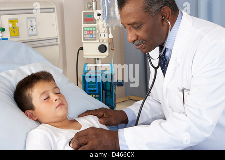 Doctor Examining Patient Enfant sur Ward Banque D'Images