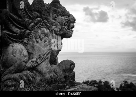 En courbe en pierre sculpture balinais représentant une divinité hindoue Banque D'Images