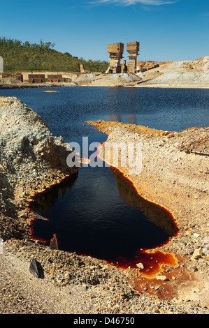 L'étang de l'eau acide dans le São Domingos Mine, une mine à ciel ouvert en Mertola, Alentejo, Portugal. Banque D'Images