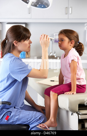 Doctor Examining yeux de l'enfant dans le cabinet du médecin Banque D'Images