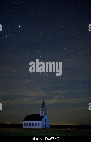 La photographie de nuit d'une vieille église de campagne avec la vue de la Voie lactée dans le ciel, East Texas Banque D'Images